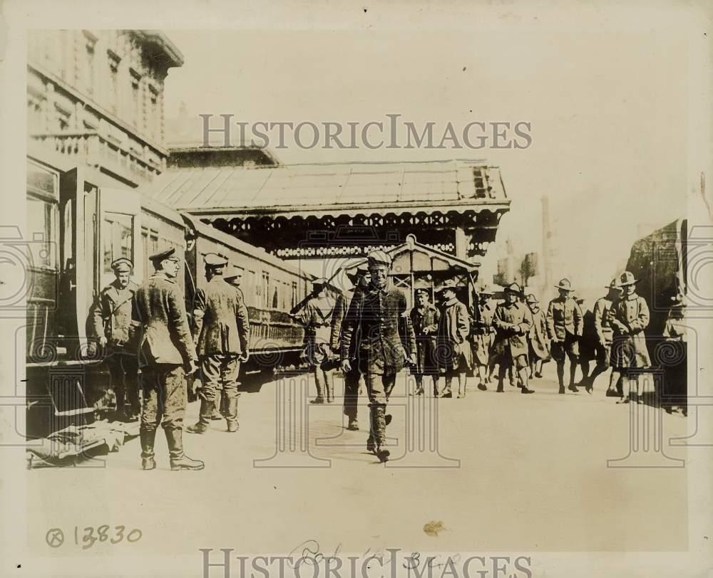 1918 Press Photo American Troops in France Watch German Prisoners Carry Wounded