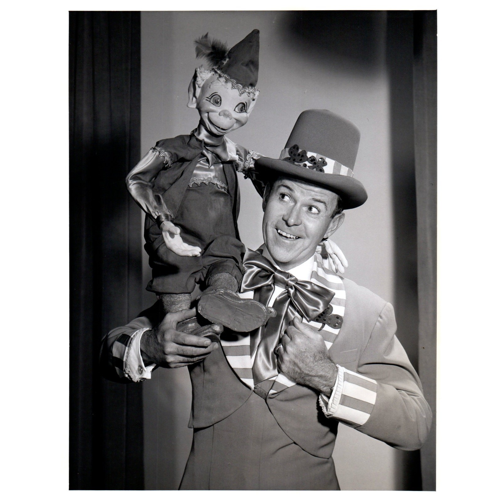 c1960 Press Photo Dennis Day St. Patrick's Day on Jack Benny Program CBS TJ7-2