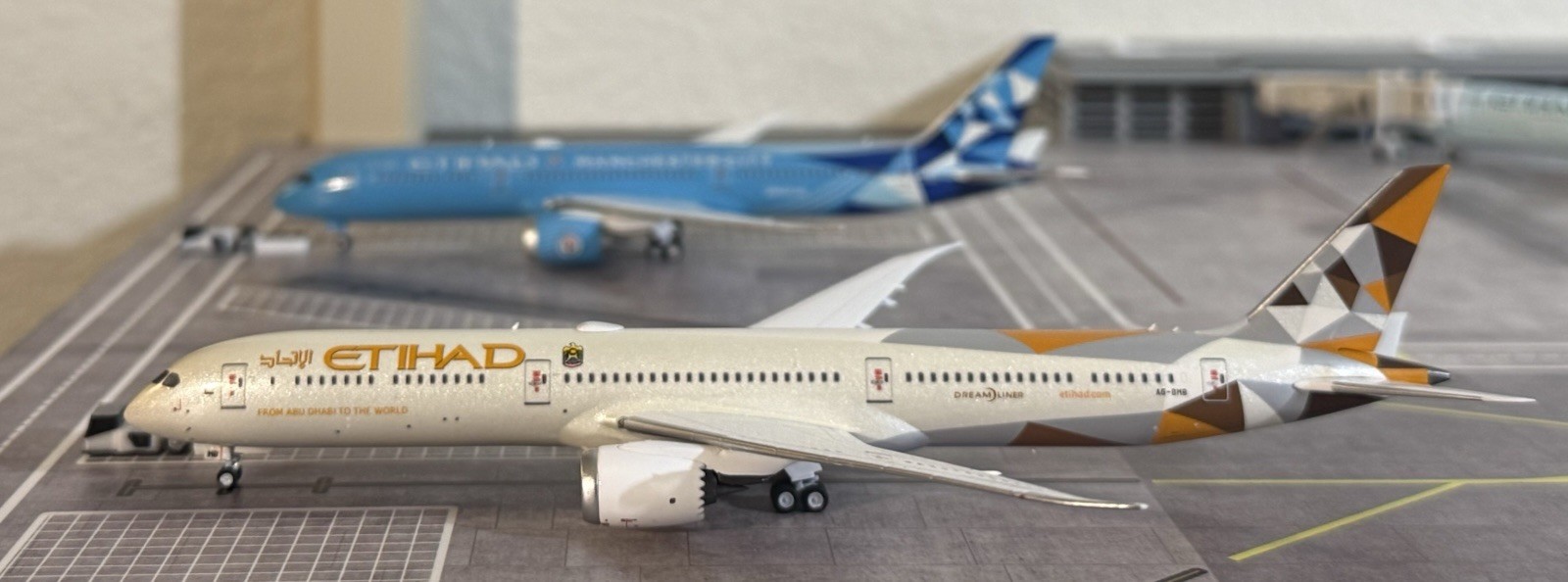 Phoenix Models Etihad Airways  787-10  1:400 Scale