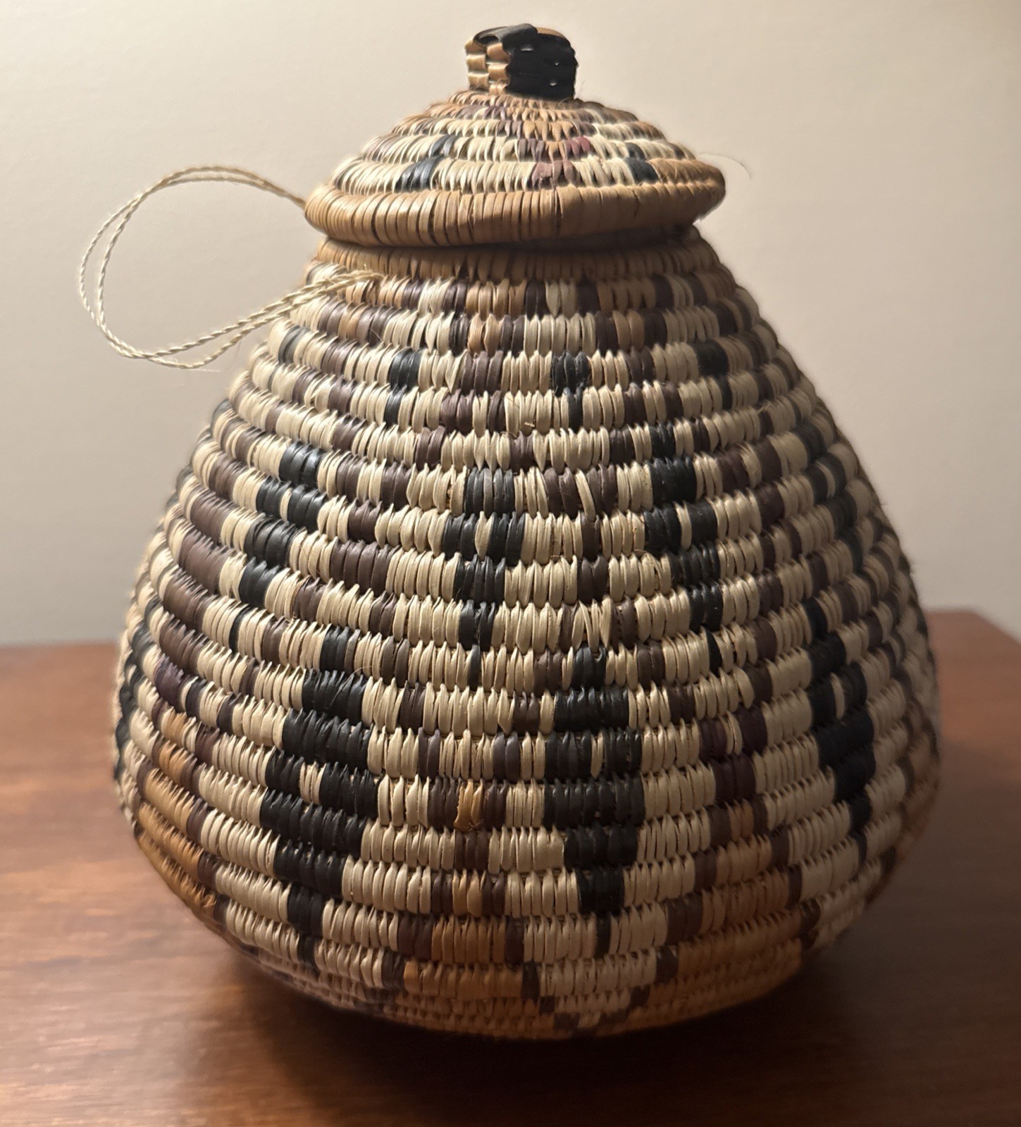 African Traditional Unique Zulu Hand Made Basket Ukhamba Feminine  Diamond w Lid