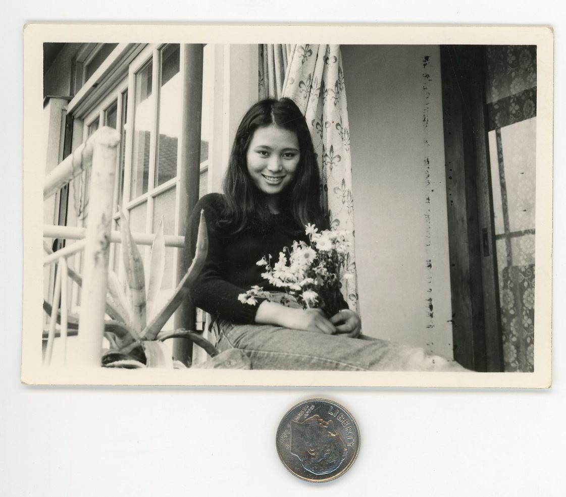Old 1970's snapshot / Pretty ASIAN YOUNG WOMAN in Jeans Holding Batch of Daisies