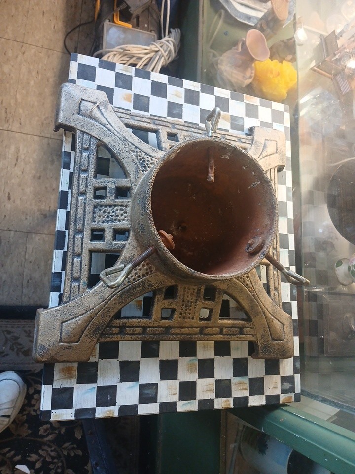 Vintage Cast Iron ~ Ornate \