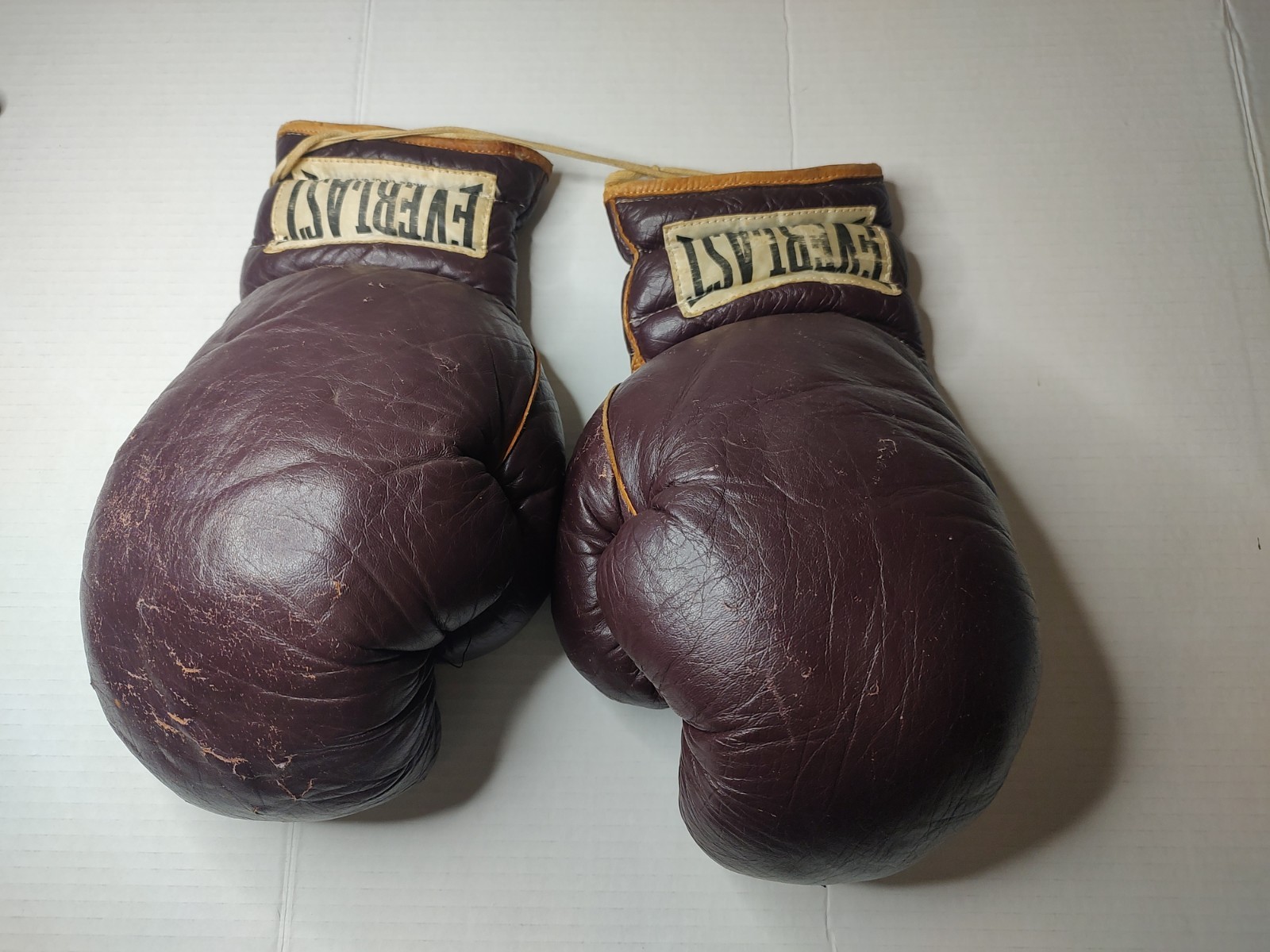 Vintage Everlast 2616 Boxing Gloves