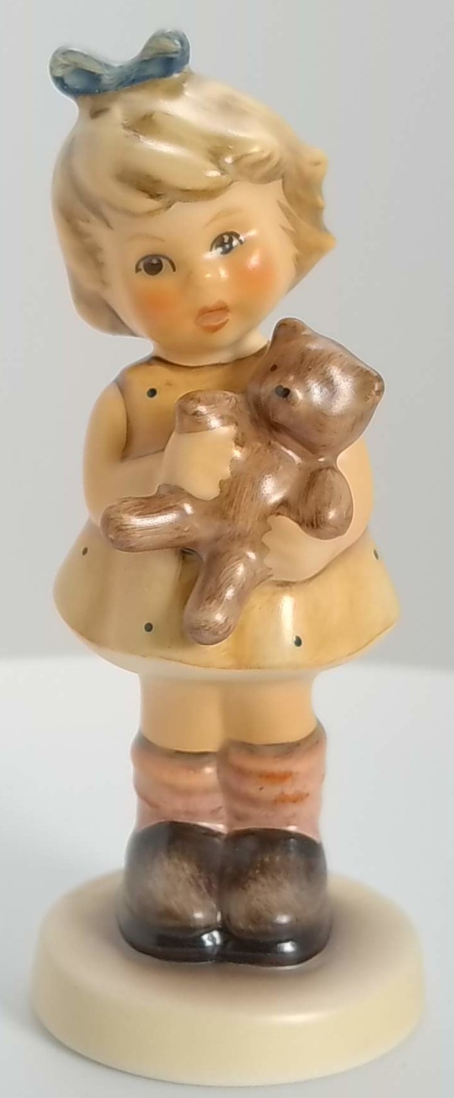 Goebel M.I. Hummel Cuddles Figurine 2049/A First Issue Boxed TMK-8