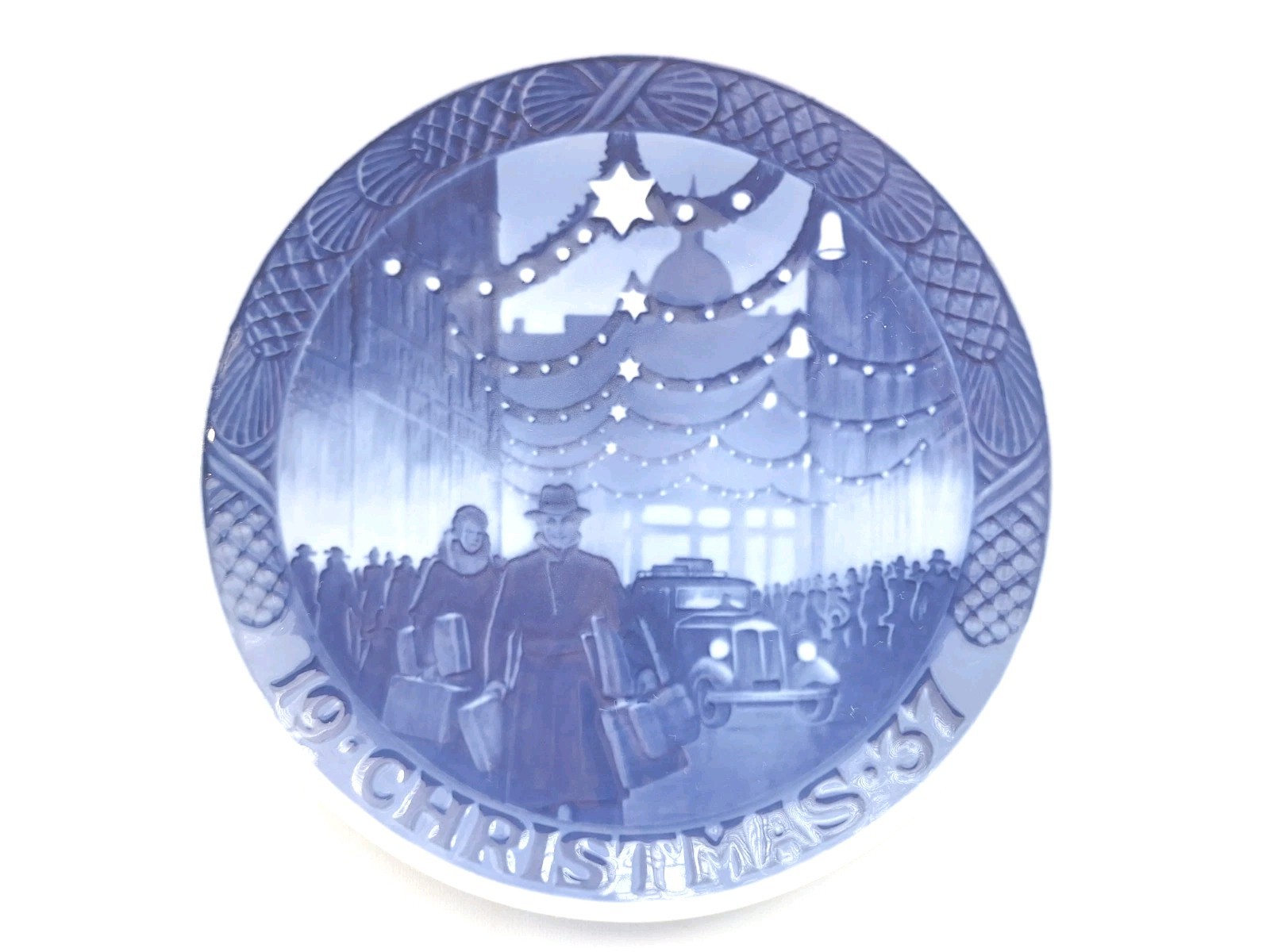 Royal Copenhagen 1937 Christmas Plate Christmas on Stroget 7\