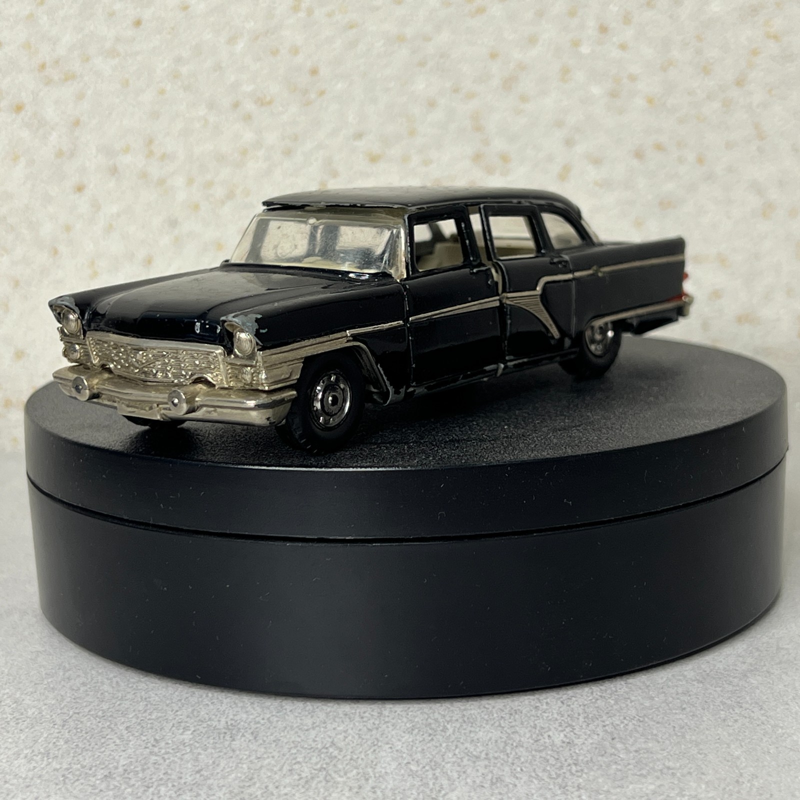 GAZ-13 Chaika Soviet CCCP USSR 1:43 Scale Model / Vintage 1970-80s ORIGINAL
