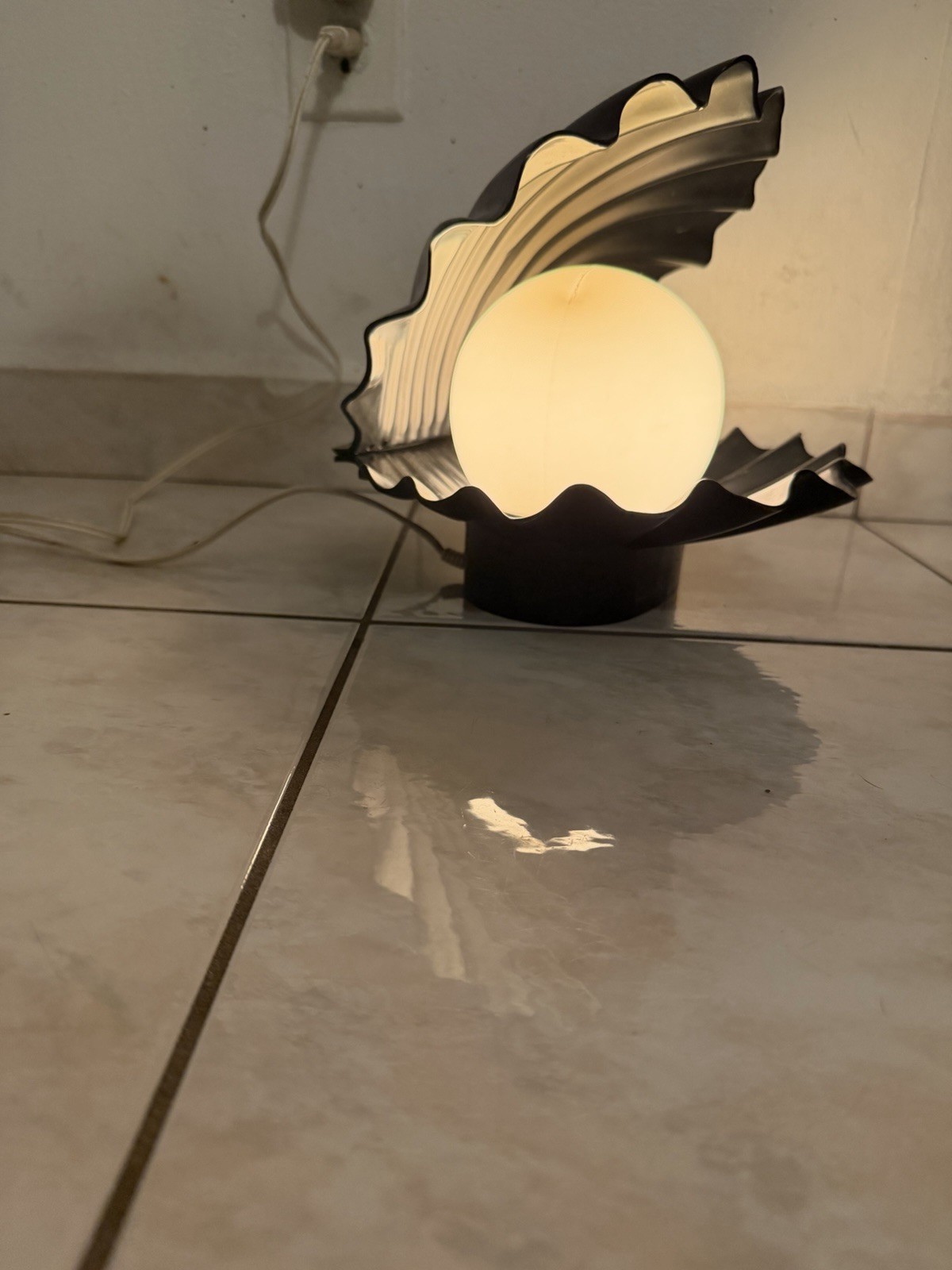 Vintage 90s Clamshell lamp