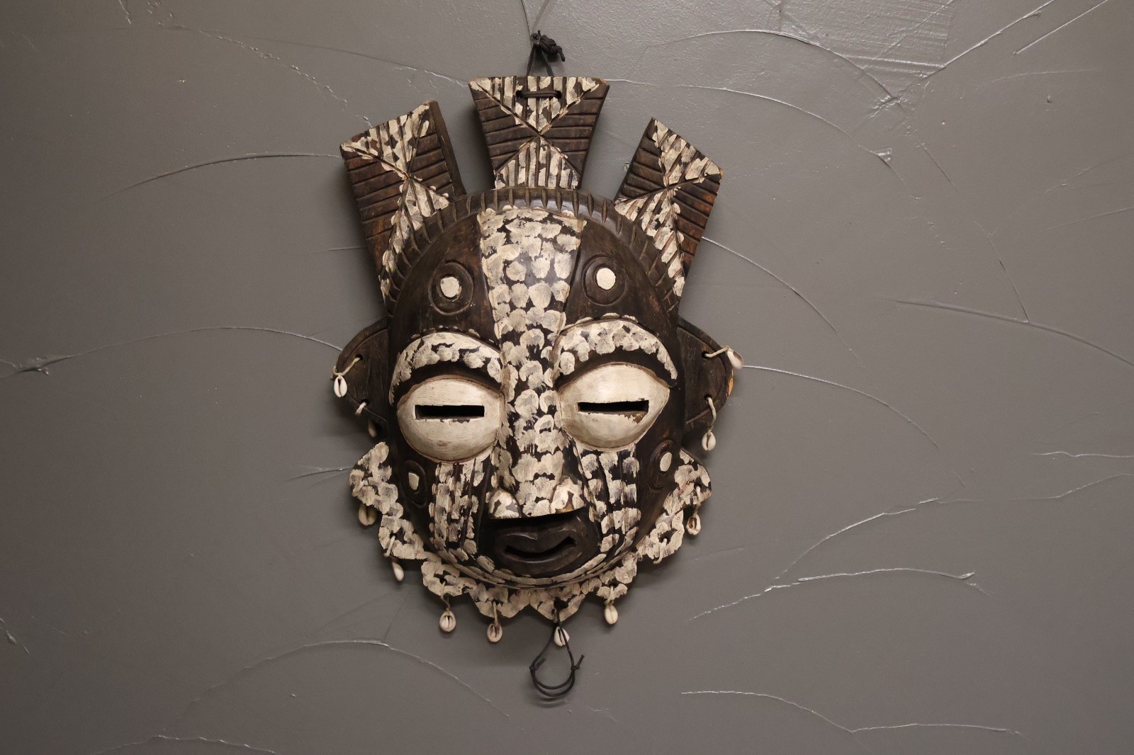 Vintage African Carved Wood Tribal Mask Hand Painted Wall Decor 18x14\