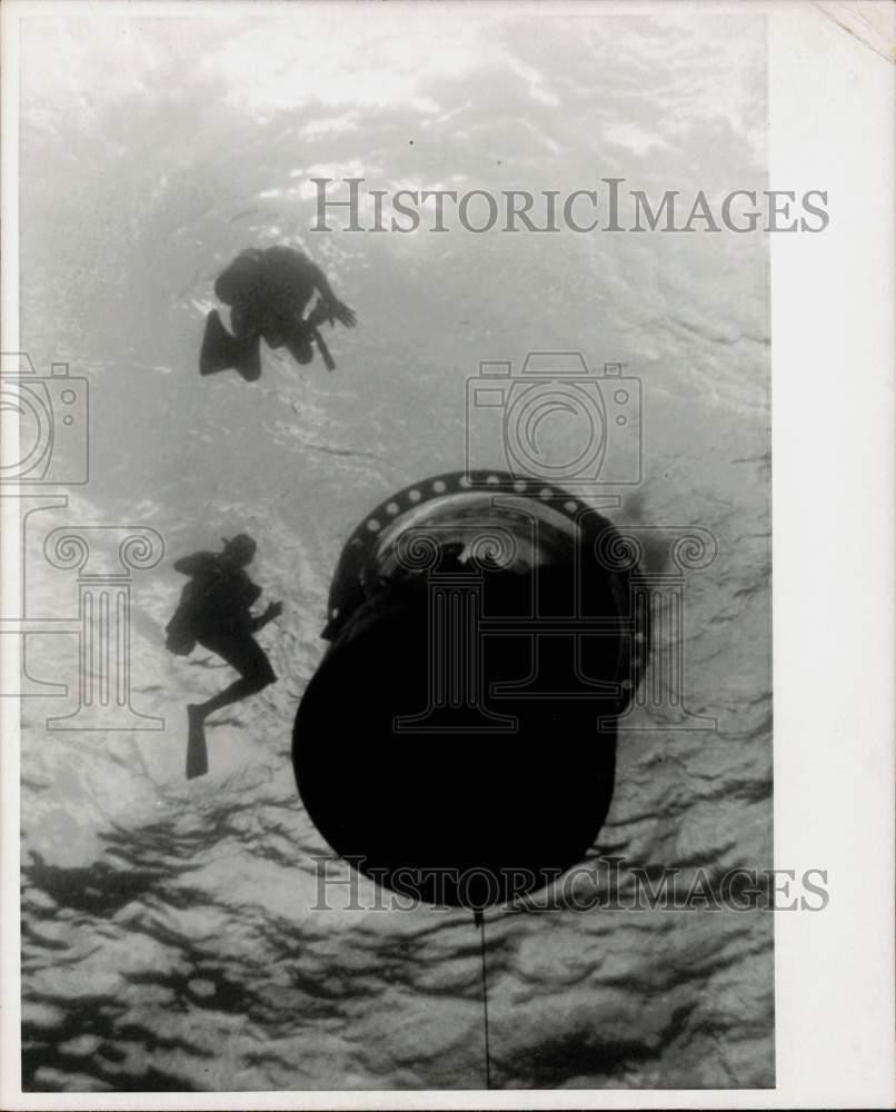 1970 Press Photo Martin Snoey and Ed Briggs prepare NEMO for test dive.