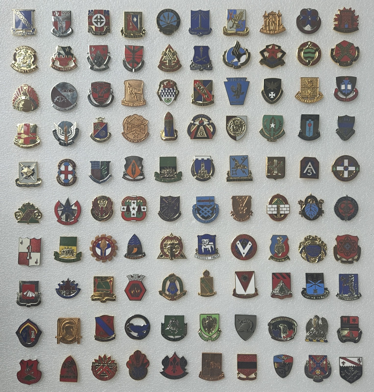 100 Vintage US Army Military Pins Badges Medal DUI Lot Distinguished Unit  Lot 1
