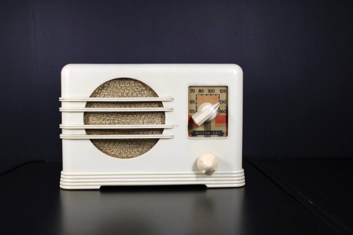 VINTAGE 30s WILCOX GAY MINIATURE ULTRA ART DECO OLD WHITE PLASKON ANTIQUE RADIO