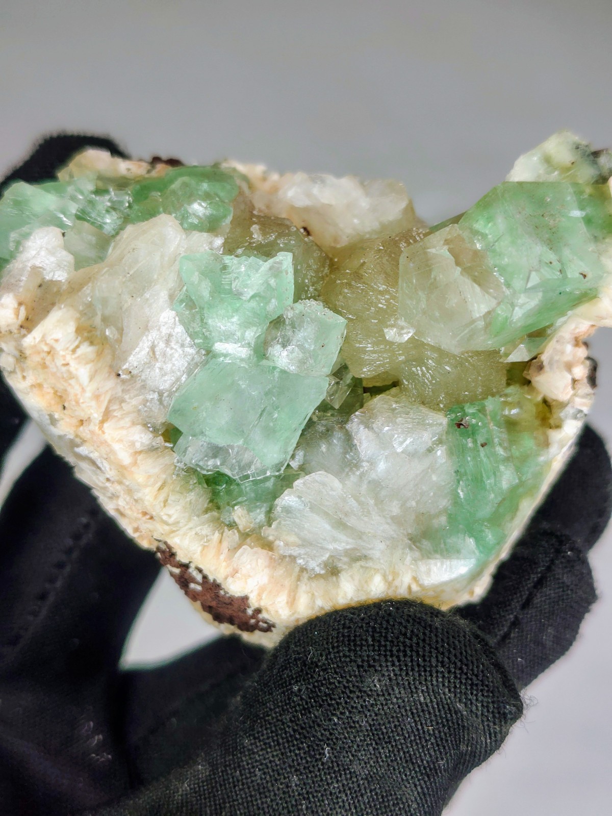 amazing BEAUTIFULL Green APOPHYLLITE with stilbite minerals specimens