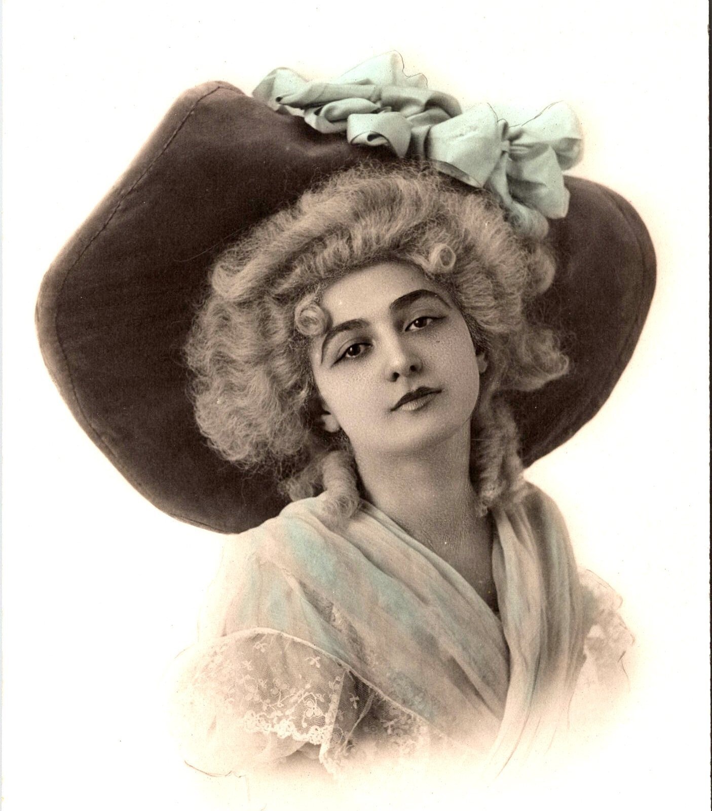 PRETTY YOUNG WOMAN : ROCOCO HAT : FASHION : BELLE EPOQUE : REAL PHOTO POSTCARD
