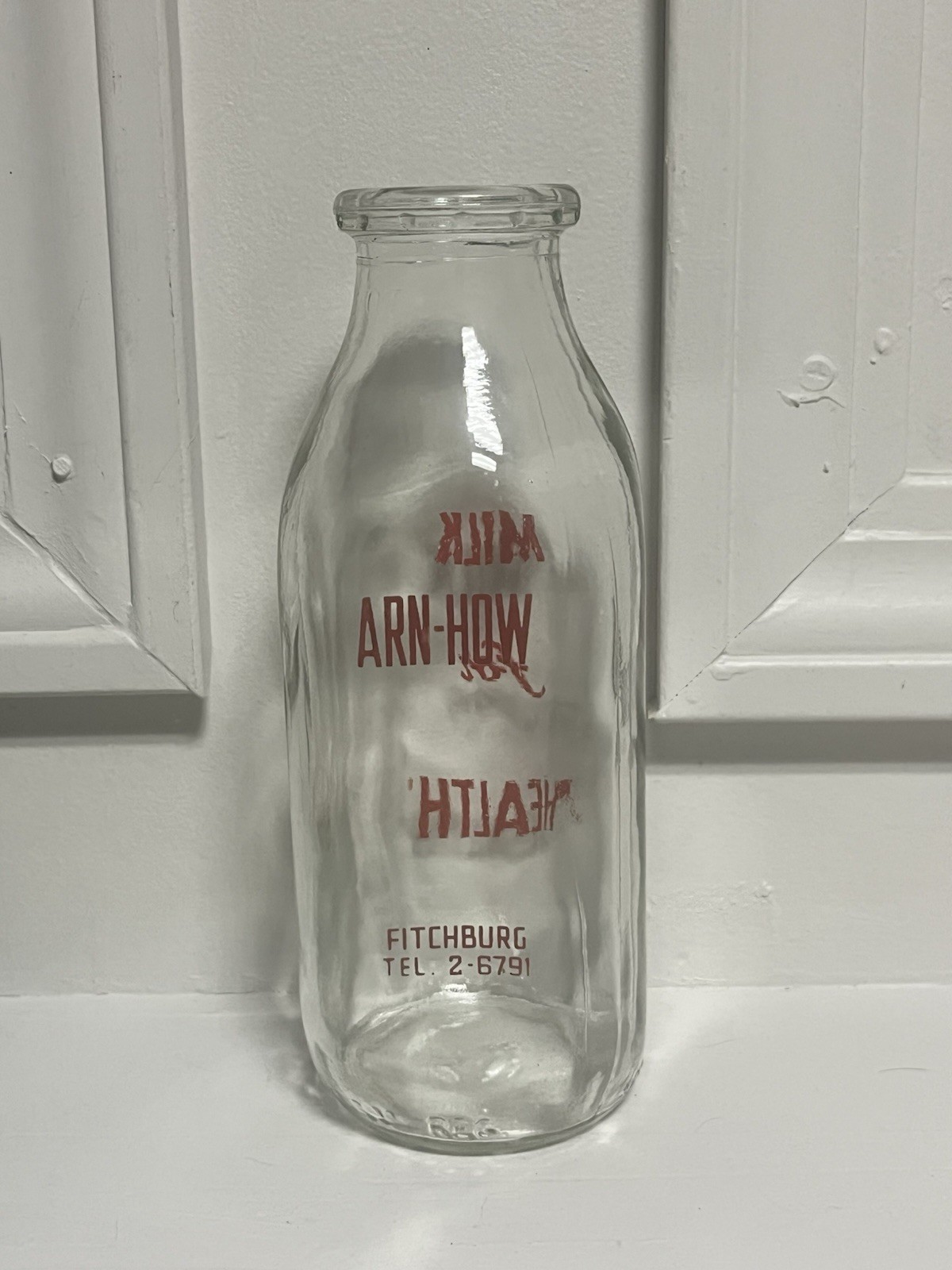 ARN-HOW FARM ARNHOW FITCHBURG MA VINTAGE GLASS MILK BOTTLE FOR HEALTH