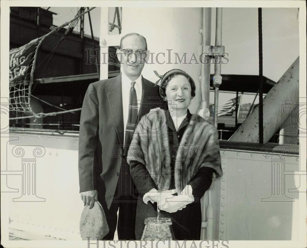 1957 Press Photo Mr. & Mrs. Sanford Folkman aboard Grace Line's Santa Rosa Ship