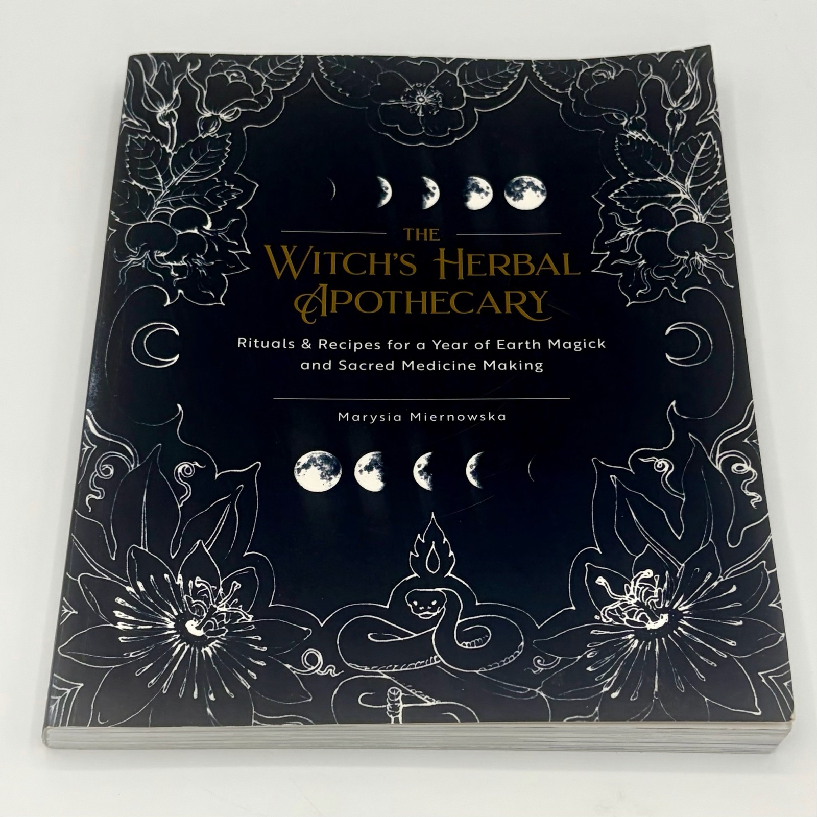 The Witch\'s Herbal Apothecary: Rituals & Recipes - Marysia Miernowska