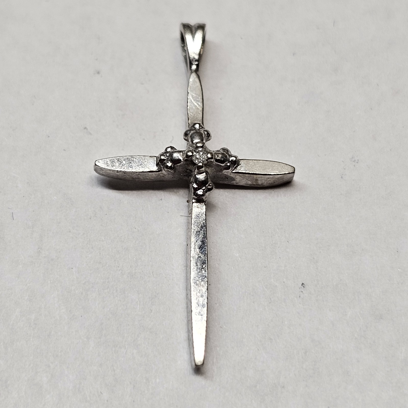 14K WHITE GOLD CROSS WITH DIAMOND ACCENT PENDANT FOR NECKLACE 1.6gr 1.25\