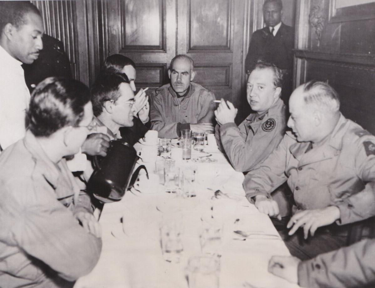 1944 Press Photo WWII War Correspondents Eating in England after D-Day Invasion