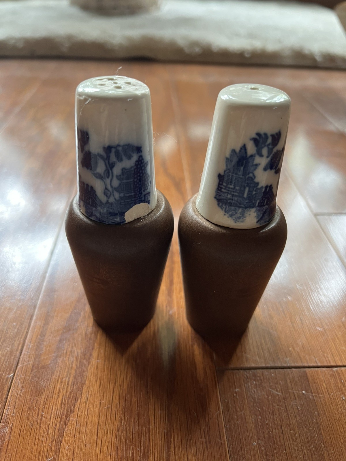 Vintage Blue Willow Salt & Pepper Shakers Ceramic & Wood Japan S&P Set 3.5