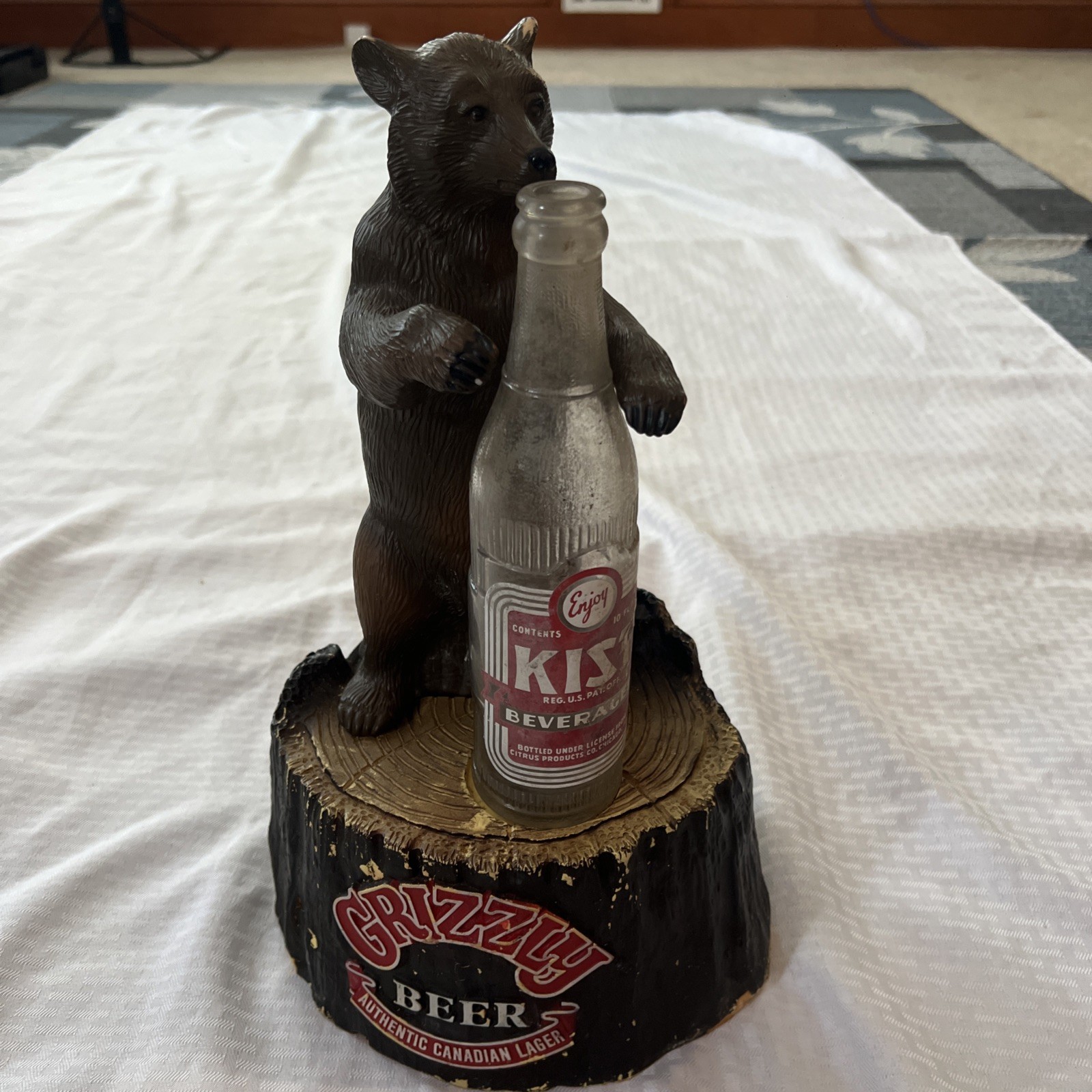 Vintage 1985 Grizzly Beer Bear Bottle Holder Display w/ Kist Soda Bottle Decor