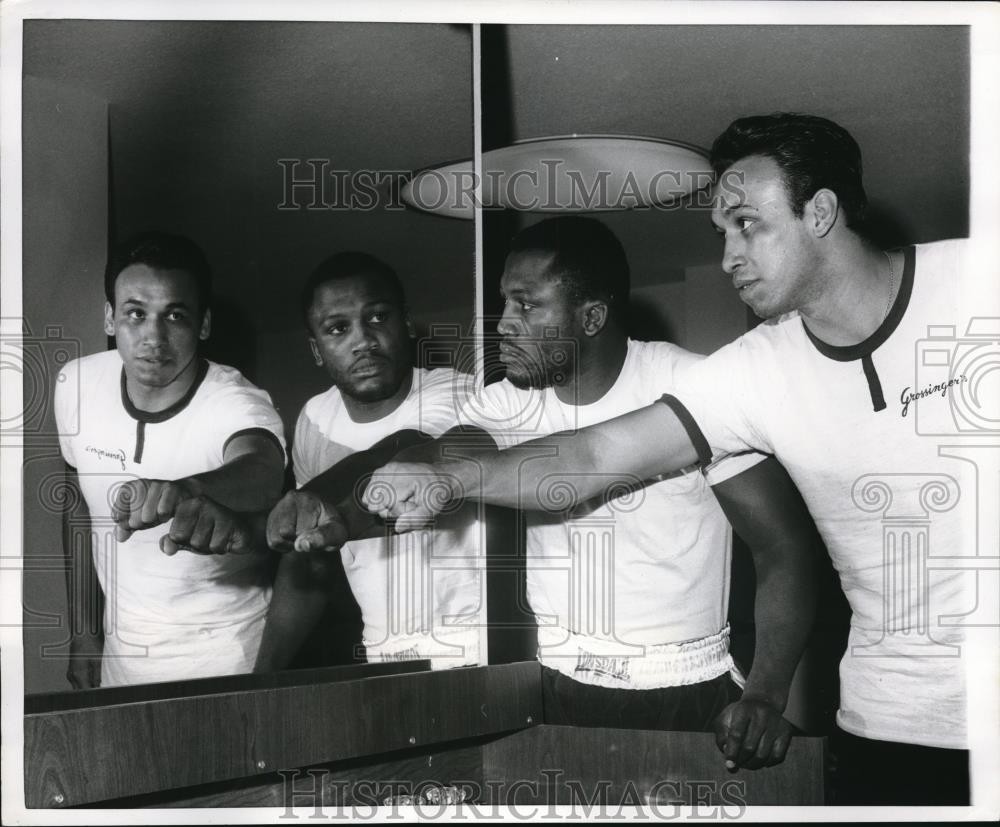 1968 Press Photo Boxer Joe Frazier & Manuel Ramos at pre fight physical