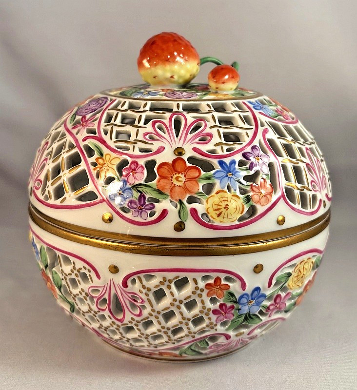 Vtg Herend Porcelain Large Potpourri Bobonniere Box 6210 Strawberry Finial AS IS