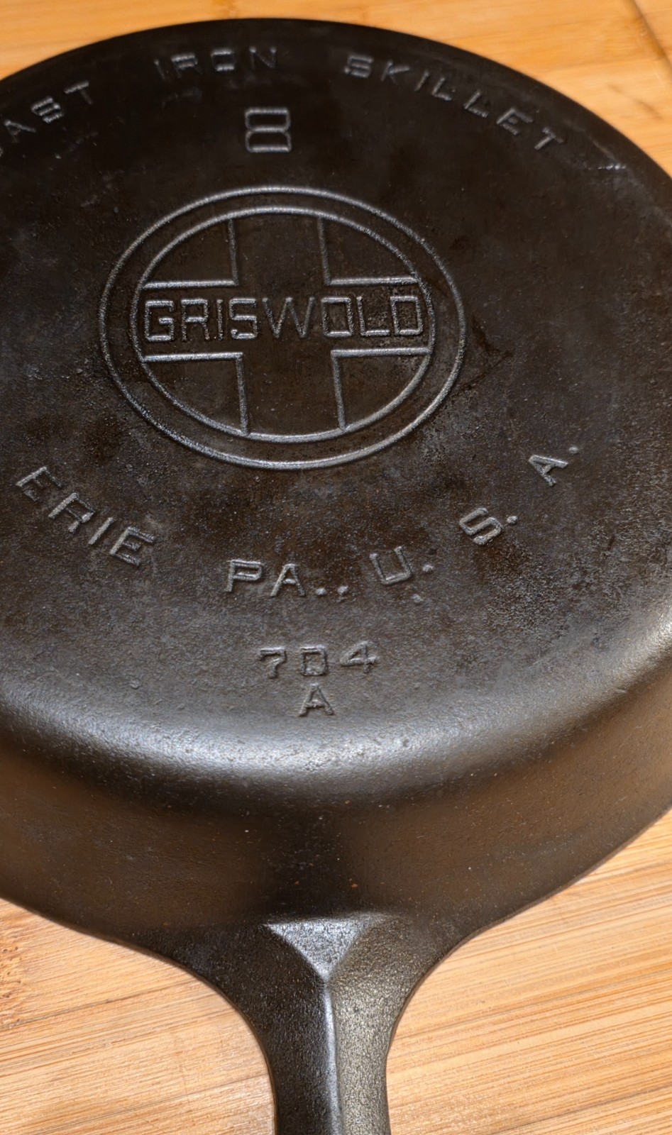 Griswold #8 704A Cast Iron Skillet LARGE logo
