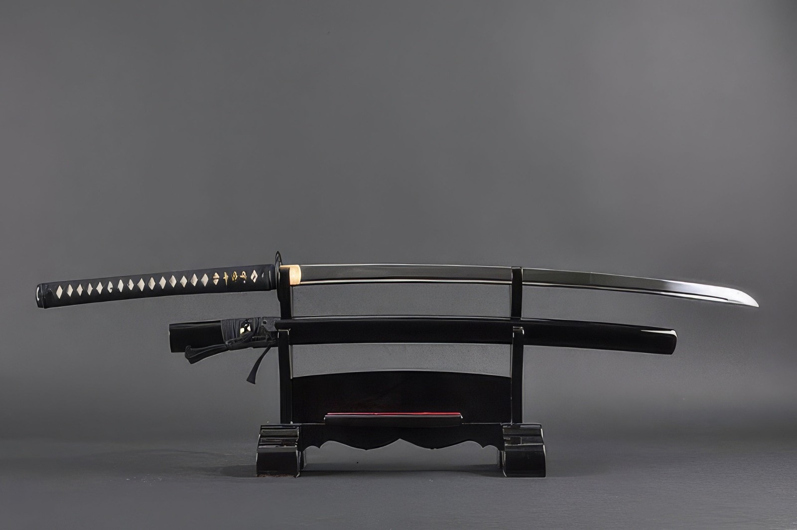 Tomoe Crest Katana - 1080 Carbon Steel Hand Forged Full Tang Battle Ready Sharp