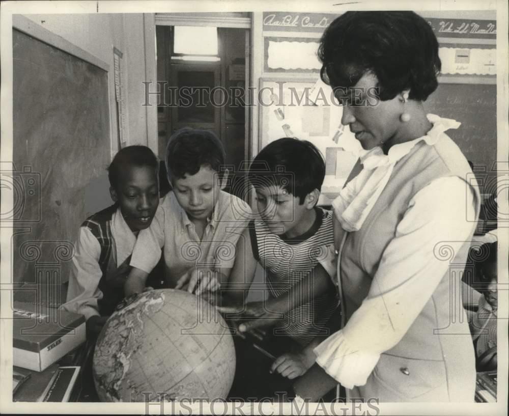 1971 Press Photo Students discovering the world with their teacher. - nob38031
