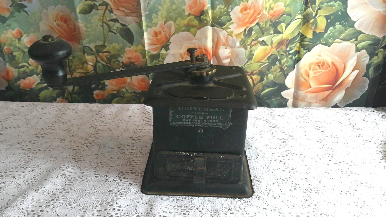 Antique Universal No. 109 Coffee Mill Grinder Landers Frary & Clark 1905