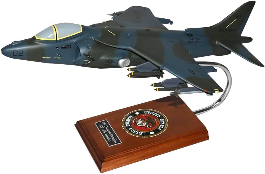 USMC McDonnell Douglas AV-8B Harrier II VMA-214 Desk Top 1/30 Model SC Airplane