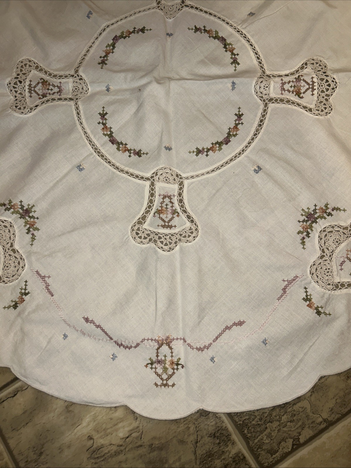 VTG Hand Stitched Linen Round Table Centerpiece, Floral Bouquets, Scalloped Edge